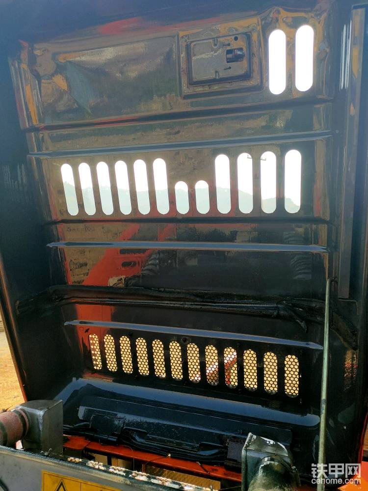 洗澡先洗頭，從機(jī)蓋開始。
