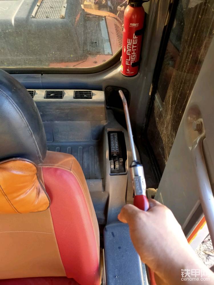 里面就不能用水槍沖了，有電線和電器類。帶上口罩，得用空氣機(jī)噴。