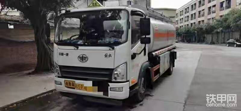 廣東東莞牌轉(zhuǎn)讓,解放10.1方油罐車，2020.6上戶，還在質(zhì)保期內(nèi)，虧本處理,去年的車,客戶換大車轉(zhuǎn)讓,需要的聯(lián)系,手快的來，聯(lián)系：13997897950