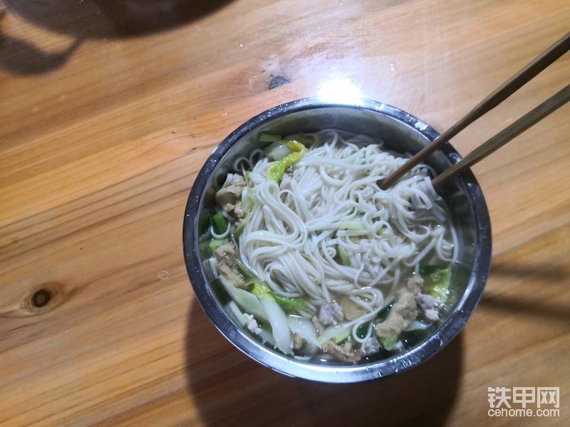 早餐走起！面條油渣加青菜！每天一小碗！
