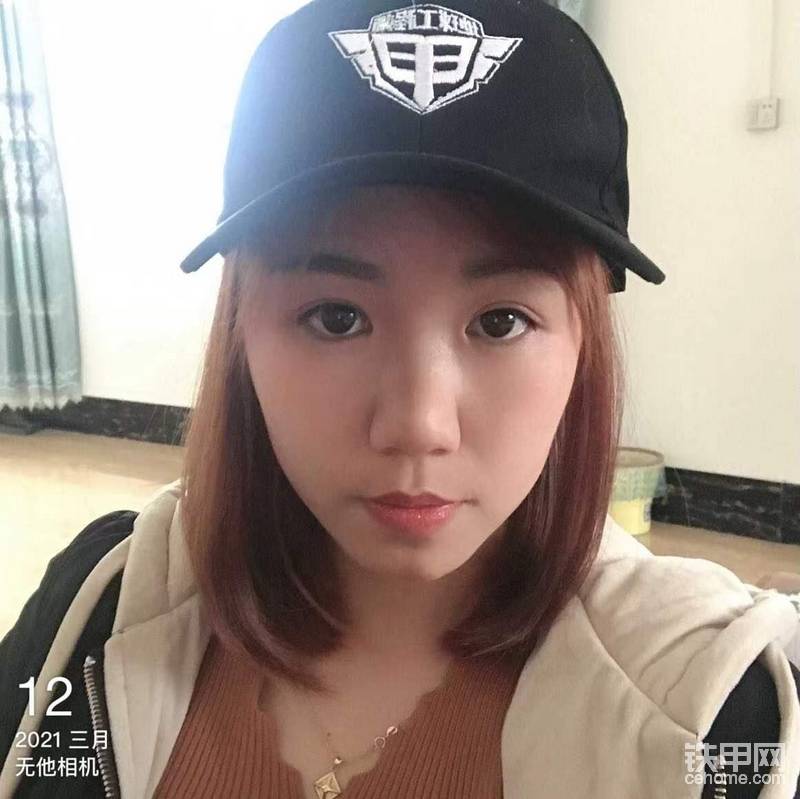 地球工程師，好像你戴錯帽子了哦！美女