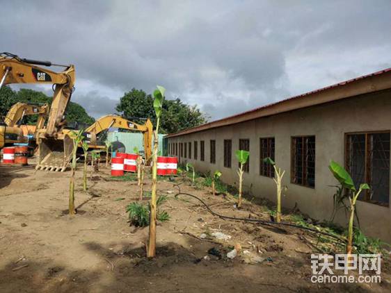 天津某公司，一次性購入三臺(tái)挖掘機(jī)，去西非加納從事礦山開采。