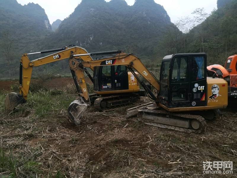 里面的新機是大表哥剛買307，他自己開；外面是大表哥以前的小愛人305.5，小弟我在開