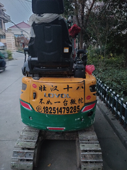 雷沃微挖