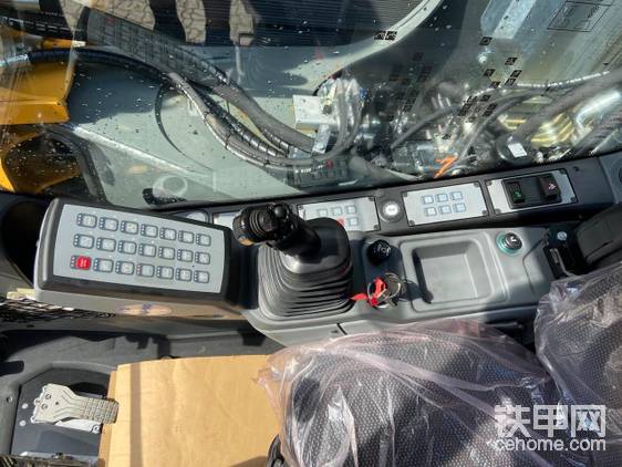 操縱桿相比日系車明顯偏重，功能齊全，還可以代替方向盤。