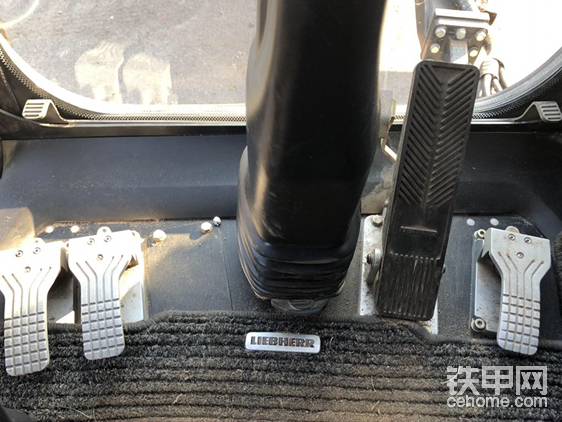 踏板，右側油門剎車，左側是額外的。