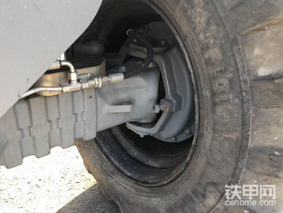 輪胎采用四驅方式。全液壓行走+液壓剎車！