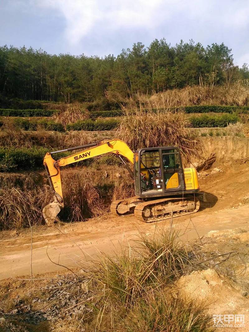 最后挖机在17年10月份卖掉，当时挖机做了5千多小时，卖了20万，5年下来三一挖机就是中臂油封渗油，我又有强迫症，所以换了一个中臂油封，再就是因为走路太多后来有点掉履带，其他是一点问题都没有，国产还是值得信赖的。挖机卖掉后我就到伙计的矿上了，也是开的三一挖机，只是大点三一365。