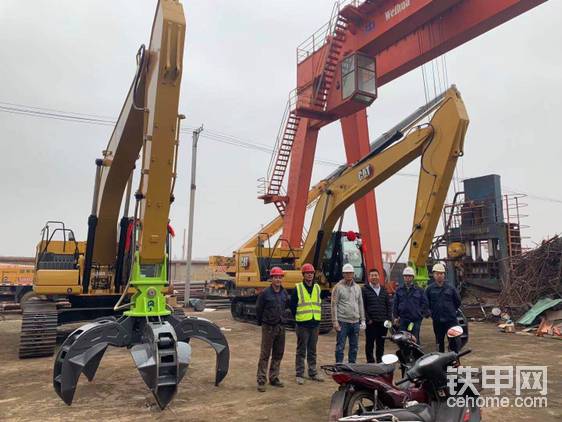 兩臺抓鋼機交付客戶。