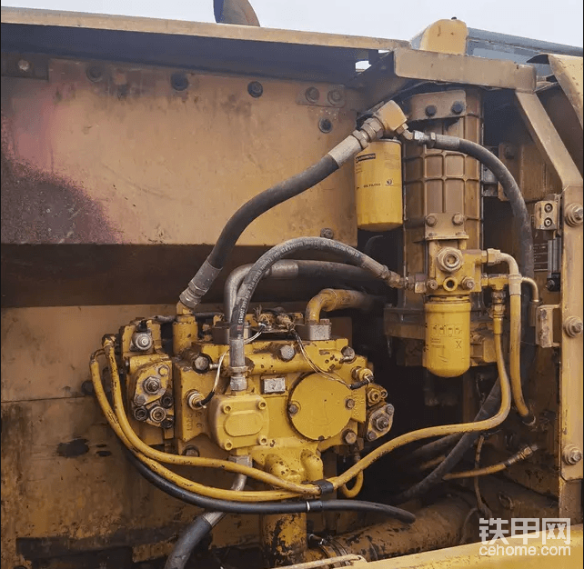 CAT320C開(kāi)機(jī)工作時(shí)，中臂開(kāi)始越發(fā)沒(méi)力，每次都要加大油門(mén)勉強(qiáng)工作，而且行走過(guò)程中一邊跑偏，轉(zhuǎn)盤(pán)又賊慢，這著實(shí)讓人煩惱o(╥﹏╥)o
其實(shí)也不是煩動(dòng)作慢，畢竟也有十幾年的機(jī)子了；只是這幾年生意越來(lái)越難做，賺得少，最近深圳這邊查環(huán)保也嚴(yán)，大家伙都沒(méi)啥可干。
現(xiàn)在問(wèn)題中臂，轉(zhuǎn)盤(pán)，左行走慢沒(méi)力，而大臂，鏟斗，右行走沒(méi)啥事：其實(shí)查問(wèn)題挺簡(jiǎn)單，不是液壓泵出現(xiàn)問(wèn)題就是分配閥，不然就油管堵塞等等
判斷時(shí)可以將液壓泵的左右兩組泵高壓管和小管互換，如果問(wèn)題相反，可以確定是液壓泵問(wèn)題，但還是同一個(gè)動(dòng)作慢的話，就是動(dòng)作開(kāi)關(guān)，分配閥的問(wèn)題。