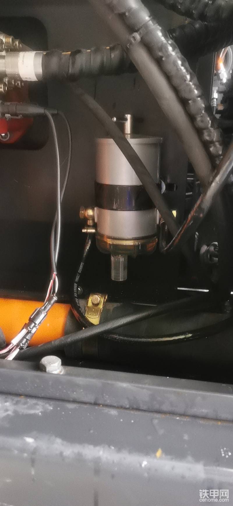 第一件事情就是加裝派克柴油濾心器，電噴發(fā)動機最重要的就是燃油系統(tǒng)，柴油濾芯作為燃油系統(tǒng)的保護(hù)神，必須要好，這種油水分離器是最省錢的神器，必須安裝，