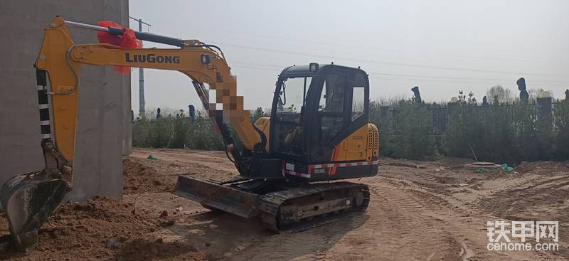 牛年定新機(jī)一定牛<img class="smiley" src="/img/smiley/new/tiejia76.gif"><img class="smiley" src="/img/smiley/new/tiejia76.gif">新車進(jìn)駐工地，柳工從D到E都沒讓我失望??本想嘗鮮，轉(zhuǎn)了一圈還是選了柳工????柳工60速度到平順度都是棒棒的。贊贊贊????????