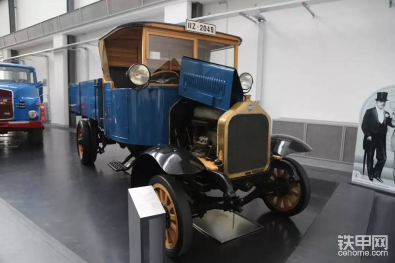 曼恩博物馆为了展示这台车发动机的重要性，特地将右半侧的引擎盖打开。