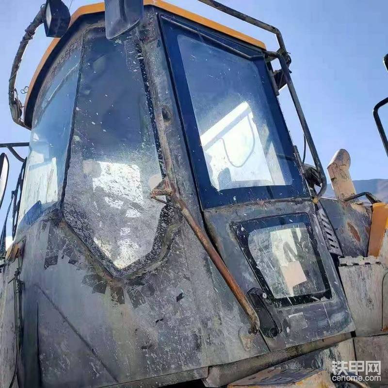 駕駛室外面，可以說整車外觀體無完膚啊 ??????