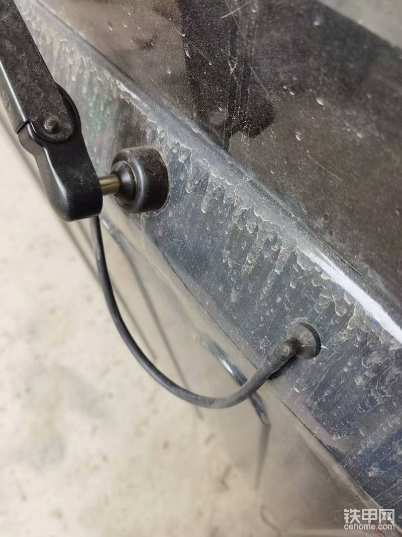 后雨刷特寫，防塵套，雨刷噴水