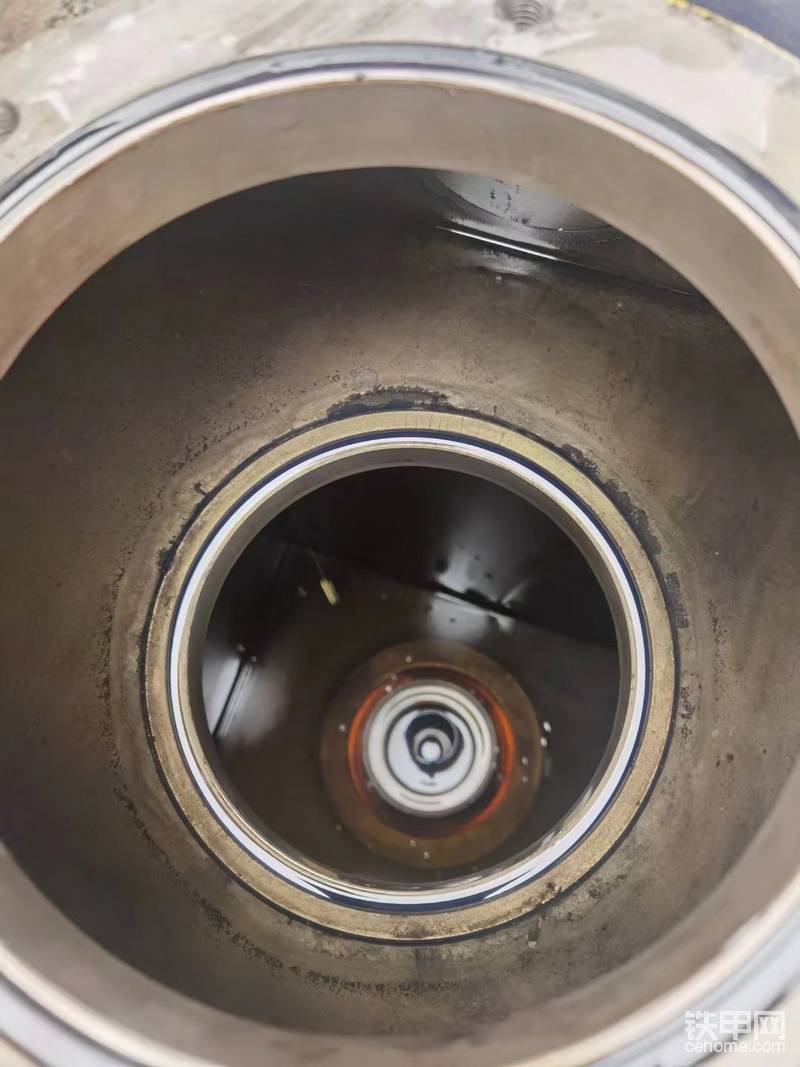 原車放出的液壓油還是很干凈的，液壓油箱里也不臟！贊一個