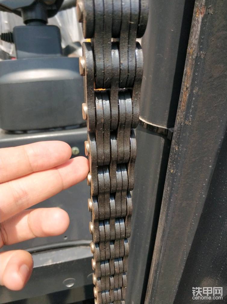 起升鏈條采用七片鏈條，普通3.5噸采用五片鏈條，該車的承載更強(qiáng)