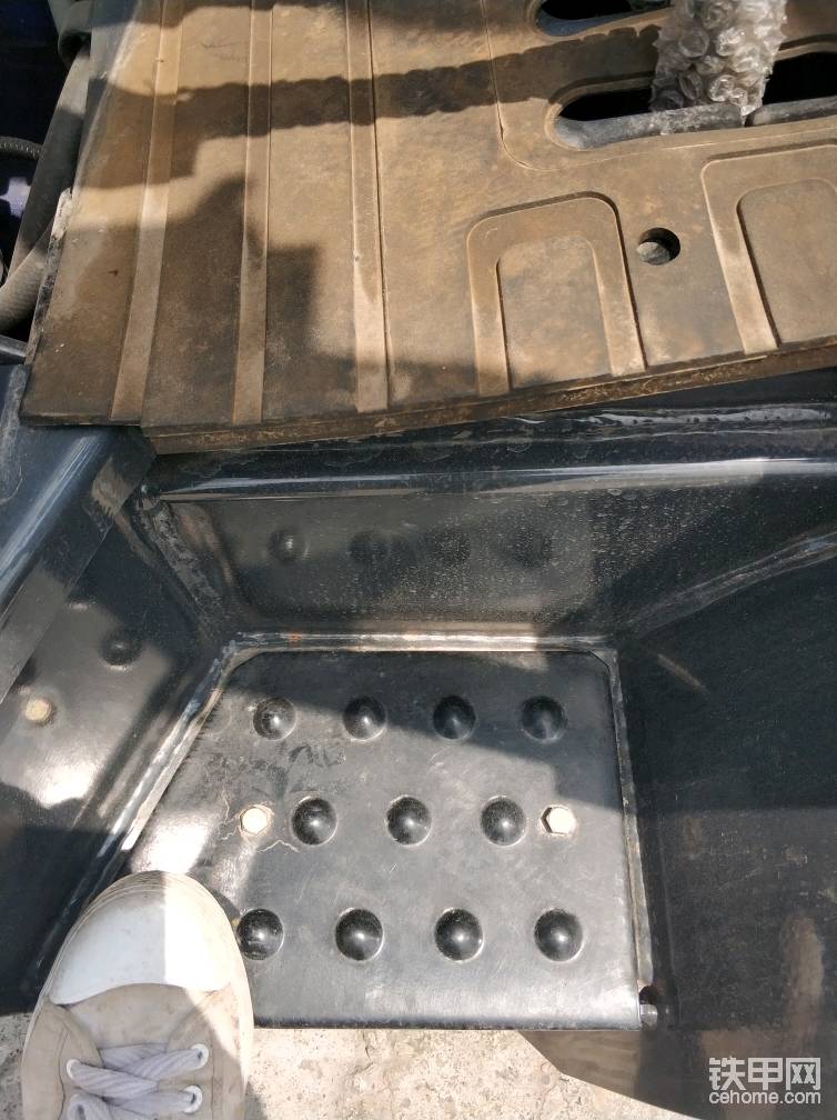 這個(gè)鐵質(zhì)蹬車踏板不知道算不算優(yōu)點(diǎn)，因?yàn)槠渌放撇捎盟芰系亩嘁稽c(diǎn)