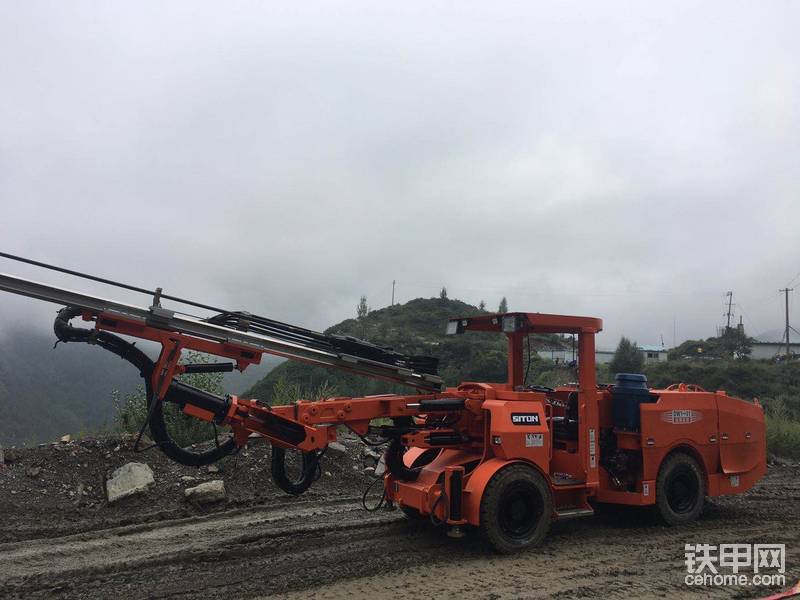 江西鑫通单臂凿岩台车DW1-31在厚旺铁矿中的应用