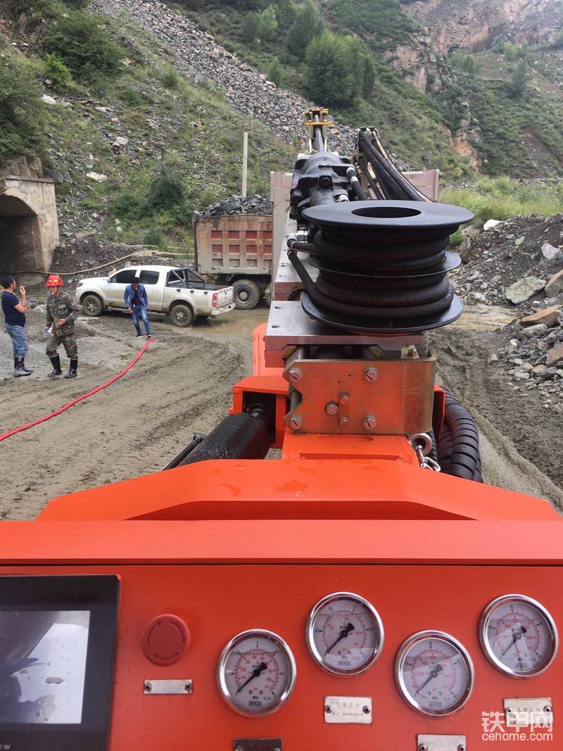 江西鑫通单臂凿岩台车DW1-31在厚旺铁矿中的应用