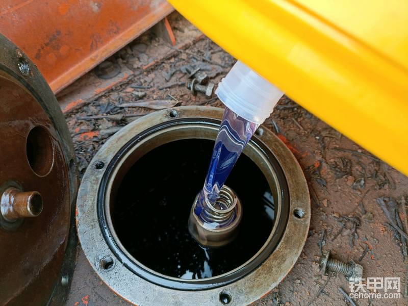 炮头油封漏油3天加一桶液压油。