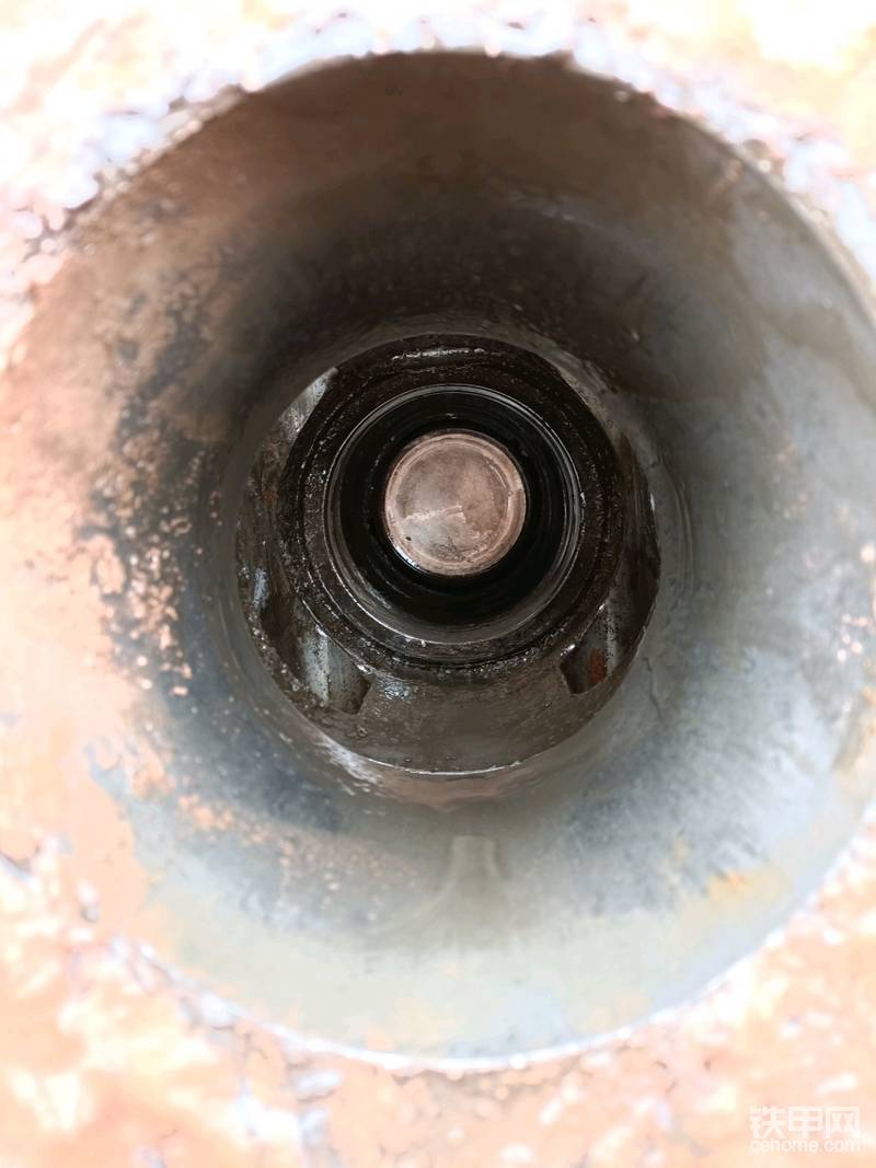 油封漏油就怕黃油竄液壓油箱里，一直不敢加注黃油，之前經(jīng)歷過兩次就像中大獎又驚又喜，整車液壓油污染嚴(yán)重，全車換液壓油，換濾芯，拆管路，過程相當(dāng)上頭。