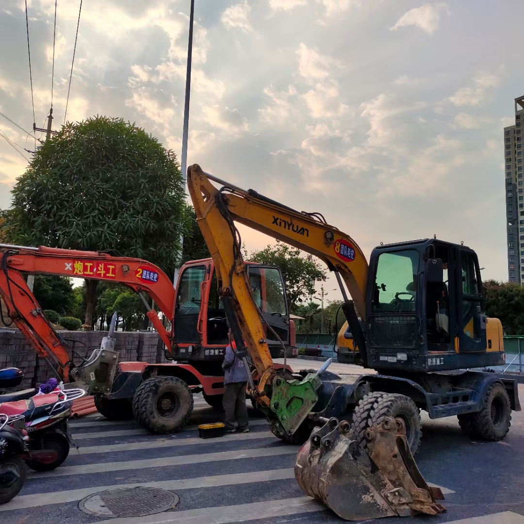 多台轮胎挖掘机有空 需要机子工作请联系1