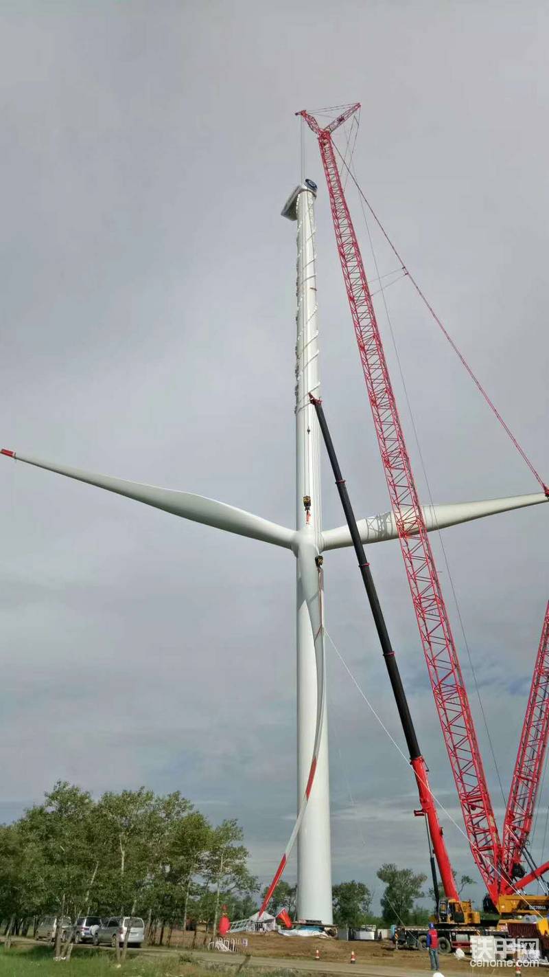 河南平原风电现场安装风机
施工时间：2020年11月
设备工况：吊载参数：120米高，半径16米，吊载117吨