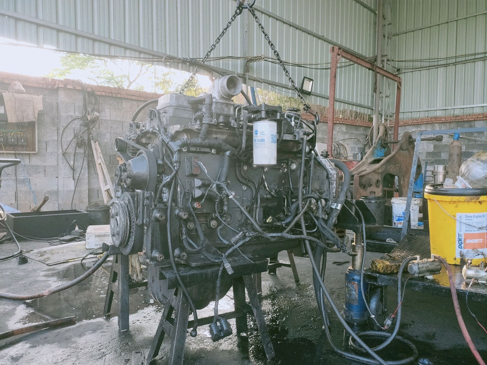 现代225/9发动机刚大修完 在修理厂