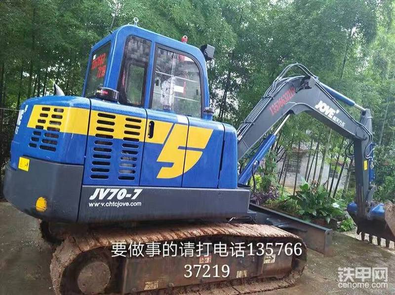 16年年底我離開了廣東，回家和爸爸在家學(xué)挖掘機(jī)。那時(shí)候特別不適應(yīng)，在工地的各種格格不入。也不懂施工順序！經(jīng)常被冷嘲熱諷，挨罵是家常便飯！我沒有退縮，慢慢練好技術(shù)。第一年曬的很黑，我表弟過年看到我差點(diǎn)沒認(rèn)出我????