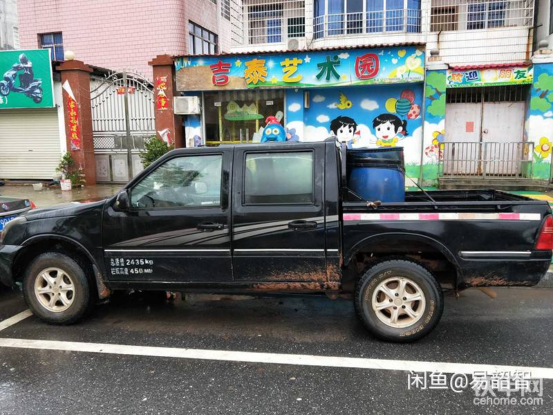 2017年，買了屬于自己都第一臺車。雖然是一輛二手的皮卡車。但是我也很開心，因為它可以替我遮風(fēng)擋雨，他可以為我扛著油去工地。有了它方便很多，回家也快。