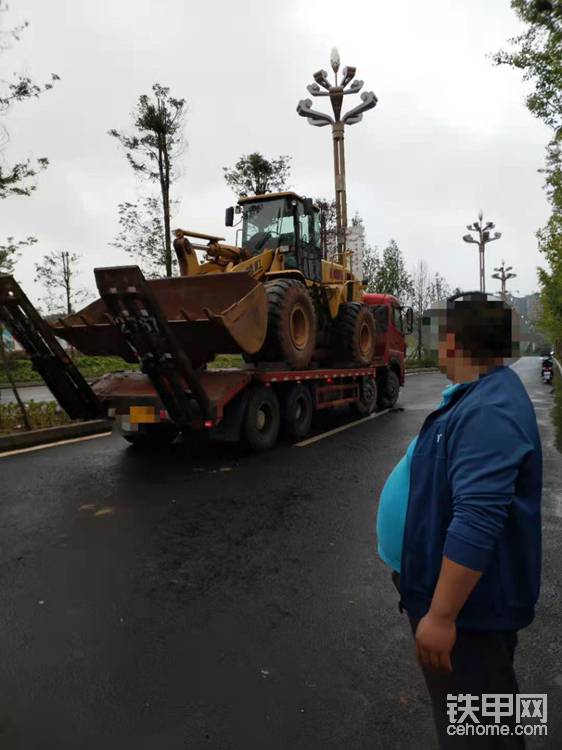 一直自己開，車子四年了四條原車輪胎，外觀都還是八九成新，萬分不舍的開上了板車，這也是我第一次上板車！<img class="smiley" src="/img/smiley/new/tiejia1.gif">