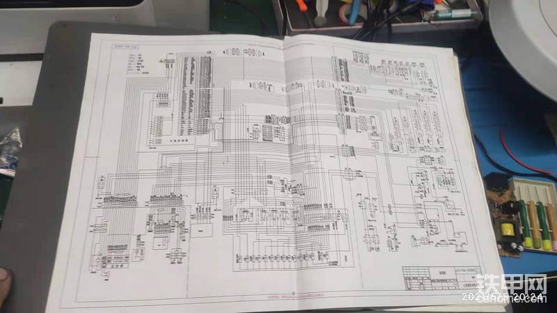 因?yàn)樯街仉娐穲D沒有找到 只能用徐工490電路圖代替做參考。