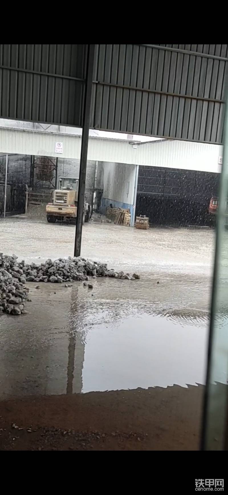 大雨还在下，铲车你怕不怕！