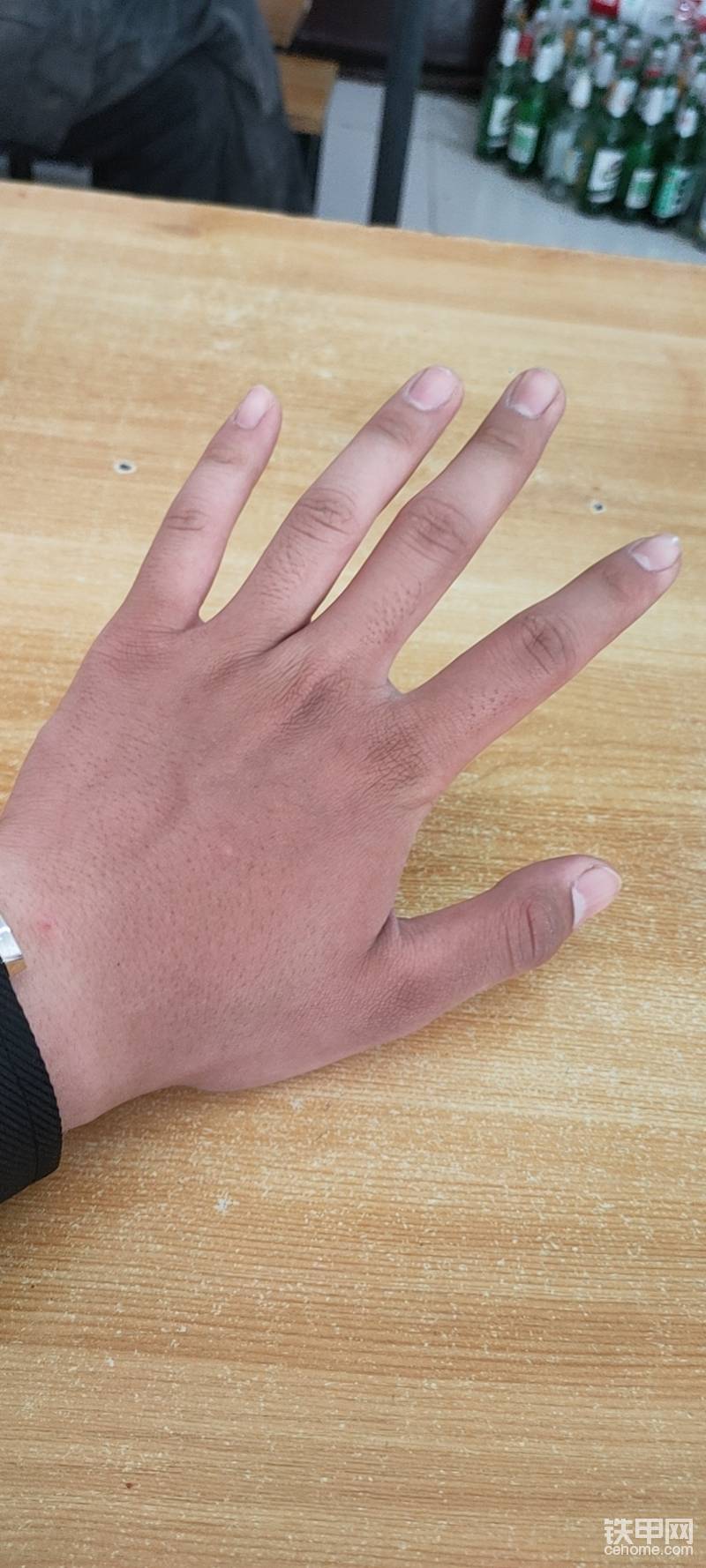 細(xì)皮嫩肉的手，第一天就曬得黢黑