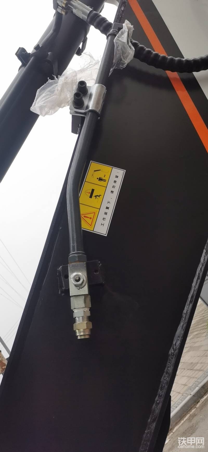 照片發(fā)上去，問了一下廠家，廠家說和其他有款車的破碎錘管路一樣，聯(lián)系破碎錘配件供應(yīng)商，直接上原裝破碎錘管，