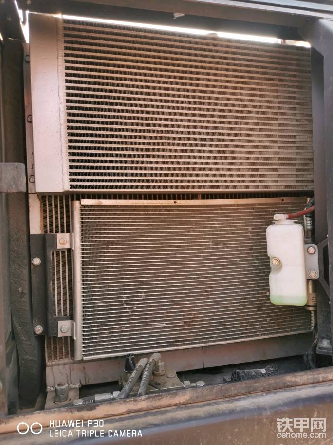 空調(diào)冷凝板有點(diǎn)大，發(fā)動機(jī)帶中冷，