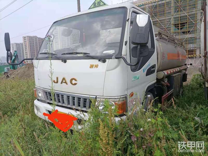 2016.9浙江戶5噸油罐車，帶正星加油機(jī)，下裝油口，車價(jià)4.3萬，押金3萬，可以提檔，提檔就不用交押金