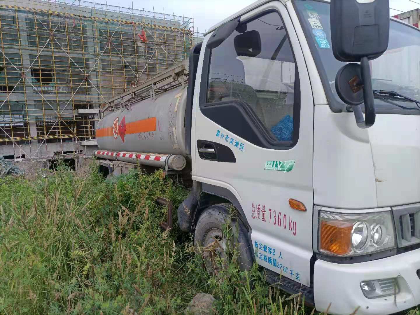 2016.9浙江戶5噸油罐車，帶正星加油機，下裝油口