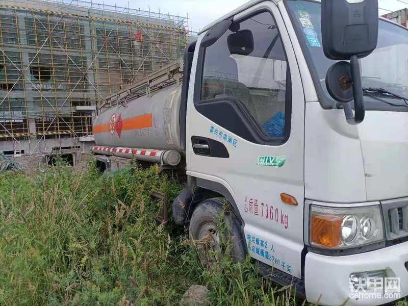 2016.9浙江戶5噸油罐車，帶正星加油機(jī)，下裝油口，車價(jià)4.3萬，押金3萬，可以提檔，提檔就不用交押金