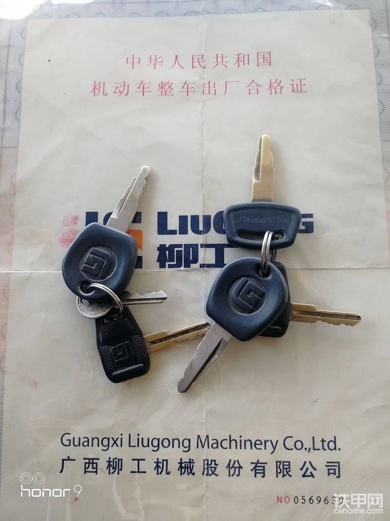 后來，我接觸到了2010年5月上市的全新一代柳工50C的升級版本，ZL50CN
也就這款車，讓我更加覺得這是咱們國產(chǎn)車里面最強悍，最動力充沛，的一款車了！可是不知道為什么原因，很多人都不喜歡它，而且大部分司機都反應它的視線不好！我想可能與駕駛室里的加強筋遮擋視線有關！但是這款駕駛室確實能夠在發(fā)生意外時候最大限度的保護駕駛員安全呀！就這樣，對柳工機械的情有獨鐘一直延伸到至今。