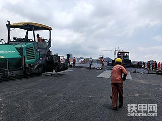 兩班人馬瀝青攤鋪幾百米實驗段，剛剛搞定收工。就風調(diào)雨順