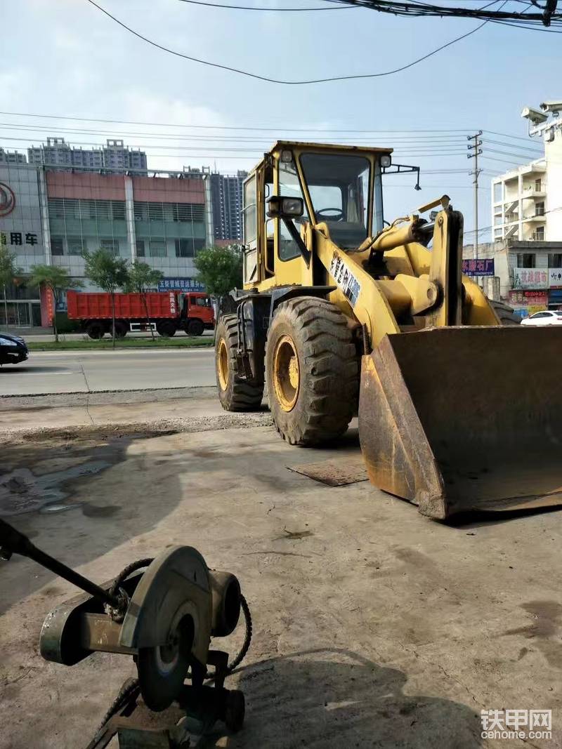第二次接觸是工地砌石頭擋墻，工地那臺雜牌30鏟不堪重負，(前面我的貼子寫過那臺雜牌機。）前橋趴窩了。工地不能停，只能在，租了臺柳工的Zl30c,我到了接車的地方簡單熟悉了解一下開著車就返回工地。這臺車的車身尺寸咋的一看和50c沒有區(qū)別，唯一的區(qū)別就是輪轂的大小和輪胎寬窄不一樣，還有就是油箱子左邊尾部，50c的油箱在駕駛室的右邊，左邊是液壓油箱。說說開30c的感覺，整體上說并不輸50c.強大的車身結(jié)構(gòu)，能夠在極限工況做到游刃有余。它的喇叭絕對夠響，在剎車踏板后方。內(nèi)飾看上去簡約而不簡單。畢竟是干活的家伙。這就是我我與柳工的第一二次接觸，雖然時間不長，但都留下了深刻的印像和記憶。世界柳工，源于中國。中國柳工，來自廣西。所有的離別，將會是更好的重逢。不久的一天我與柳工共奮進，抒寫出新的篇章，我自豪，為柳工代言……