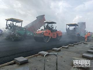 两班人马沥青摊铺几百米实验段，刚刚搞定收工。就风调雨顺