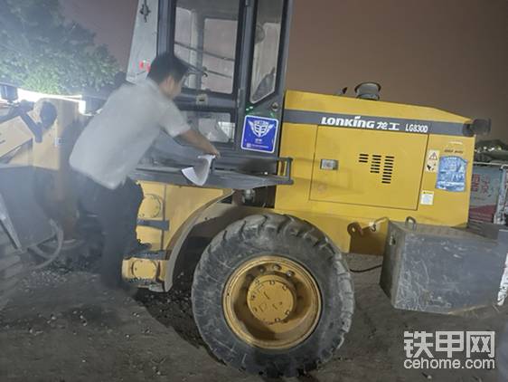 那個車沒圖了用這個代替吧徐工wz30-25呵呵裝載機(jī)部分很好挖掘機(jī)部分啥也不是，當(dāng)時(shí)是沈陽展銷車配置好帶原車空調(diào)27.5買的差不多zhazhi