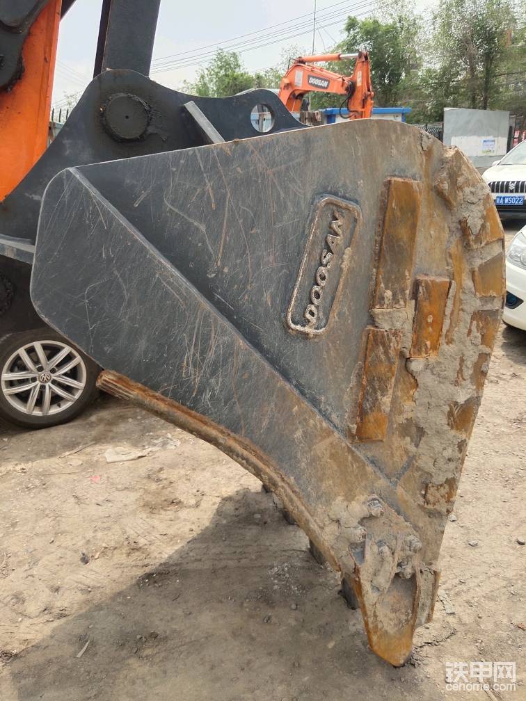 带有斗山标的挖机铲斗，0.86方，1.2吨，卖废铁应该能卖不少。