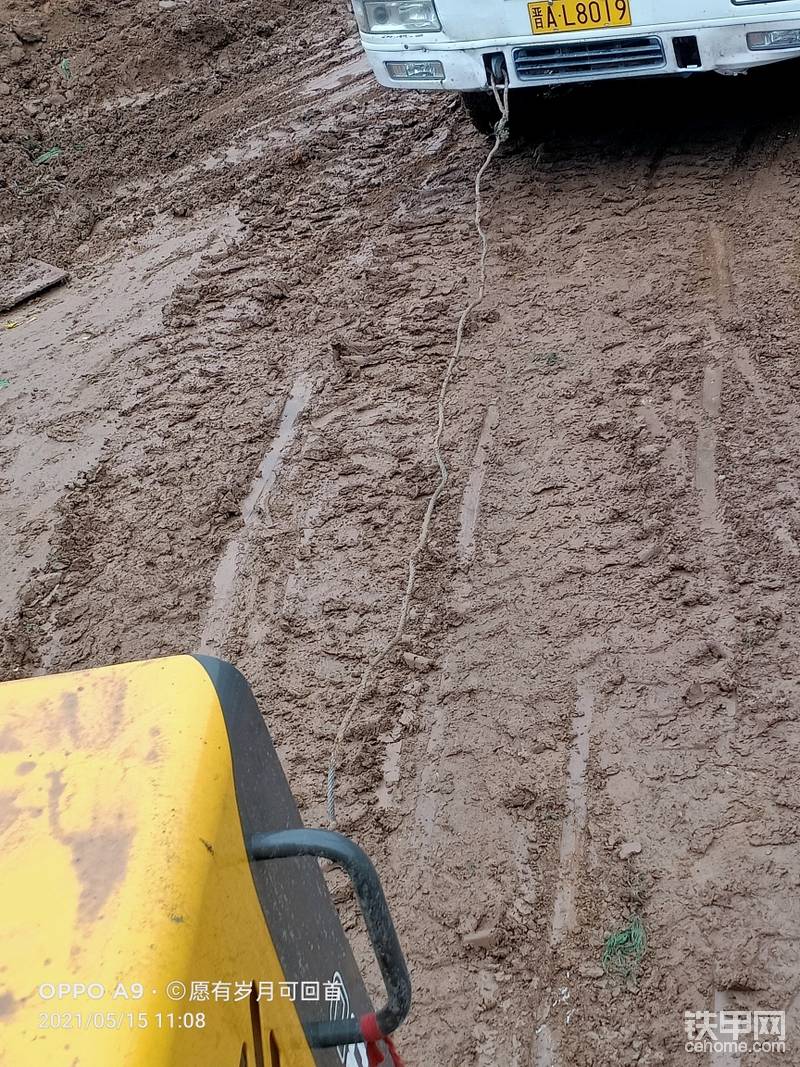 由于昨天下了雨，商混车上不去工地叫我来拖车，一个车挂一次钢丝绳，把我淋成落汤鸡了