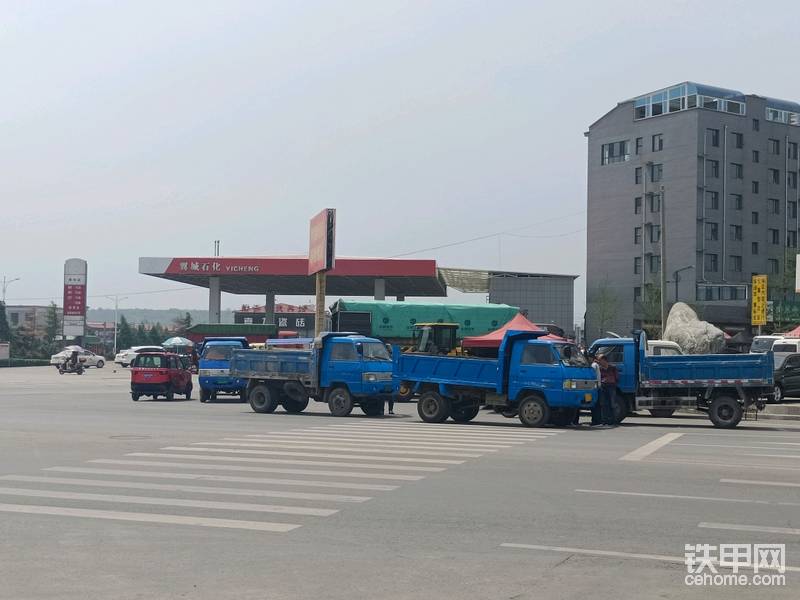 這是我們的農(nóng)用車大隊，他們強項：短距離運輸-快捷-方便-隨叫隨到-時時刻刻準(zhǔn)備出發(fā)??????