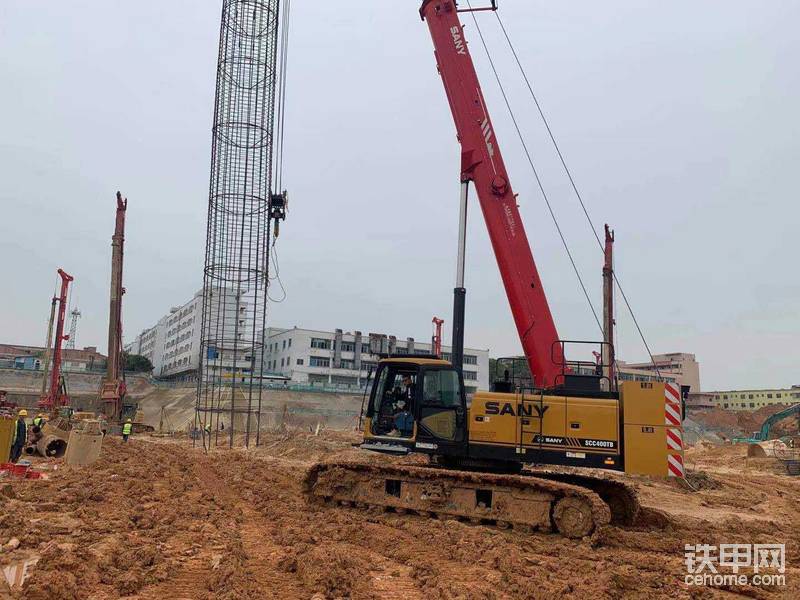 东莞一个园区改造项目，SCC400TB伸缩臂履带吊在现场进行吊载钢筋笼，灌浆，配合旋挖钻施工，这就是新工发SDDC功法。