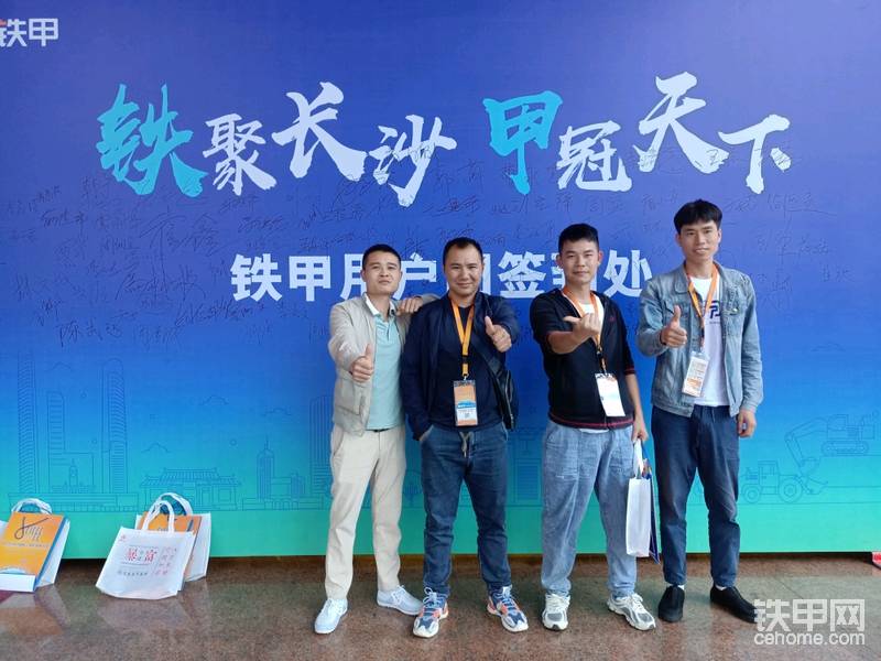 簽到！如果可以真想把這海報扛回家去